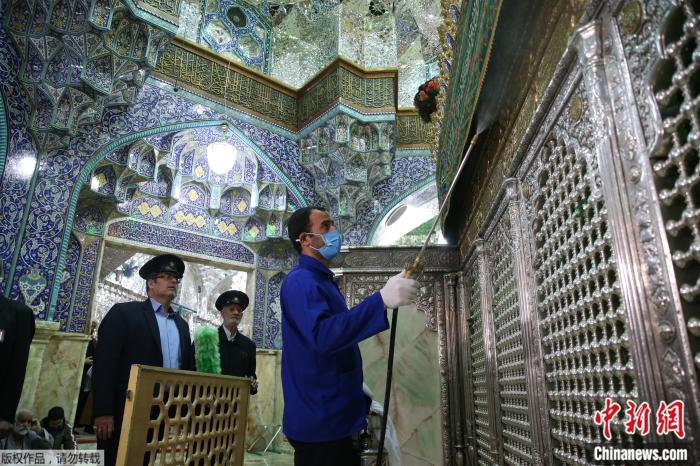 当地时间2月25日，清洁人员对伊朗库姆的清真寺进行消毒。