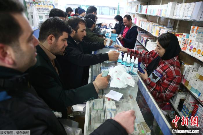 当地时间2月21日，伊朗民众在药店购买口罩等防护物品。