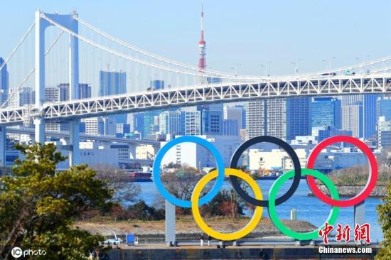 当地时间2月10日，日本东京，台场海滨公园展示奥运五环，迎接即将到来的东京奥运会。
