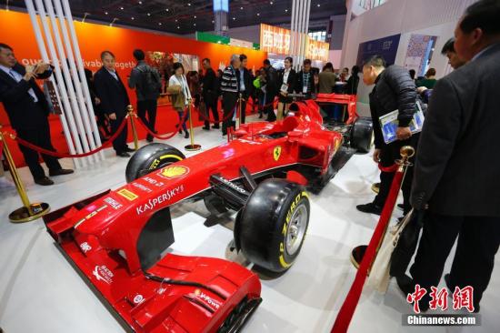 11月9日，上海，在首届中国国际进口博览会国家展意大利展台，法拉利F1赛车吸引参观者目光。/p中新社记者 杜洋 摄