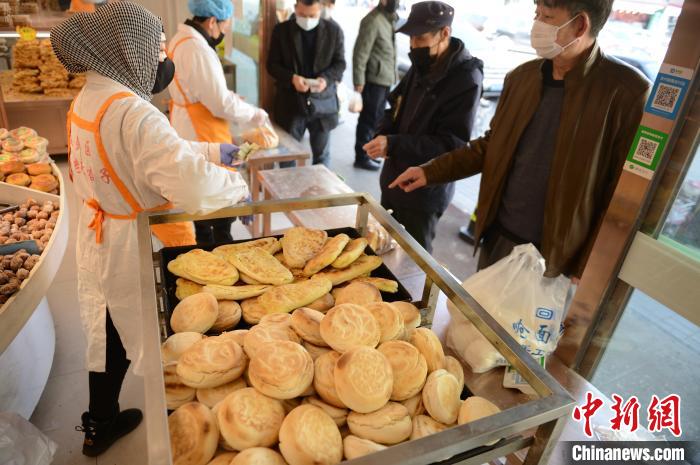 3月5日，呼和浩特市一老字号店铺前，刚出锅的焙子即将售卖。　刘文华 摄